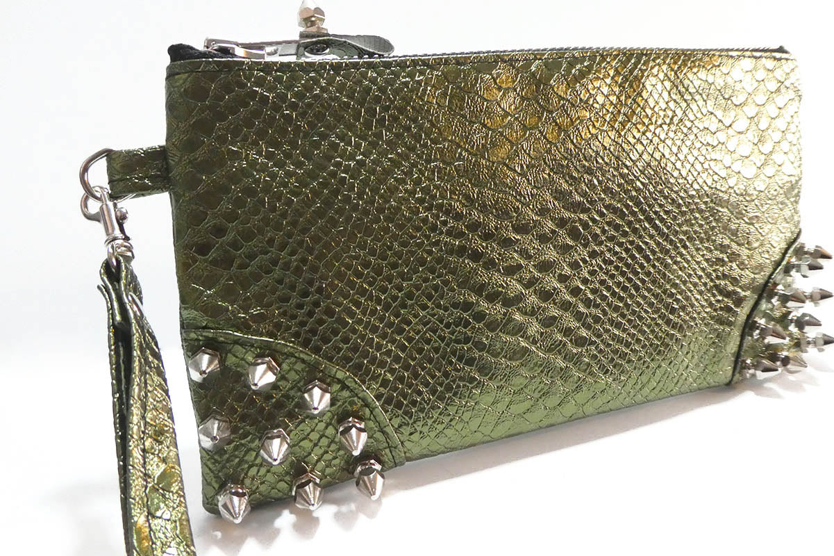 Clutch bag w/ spikes in Snake