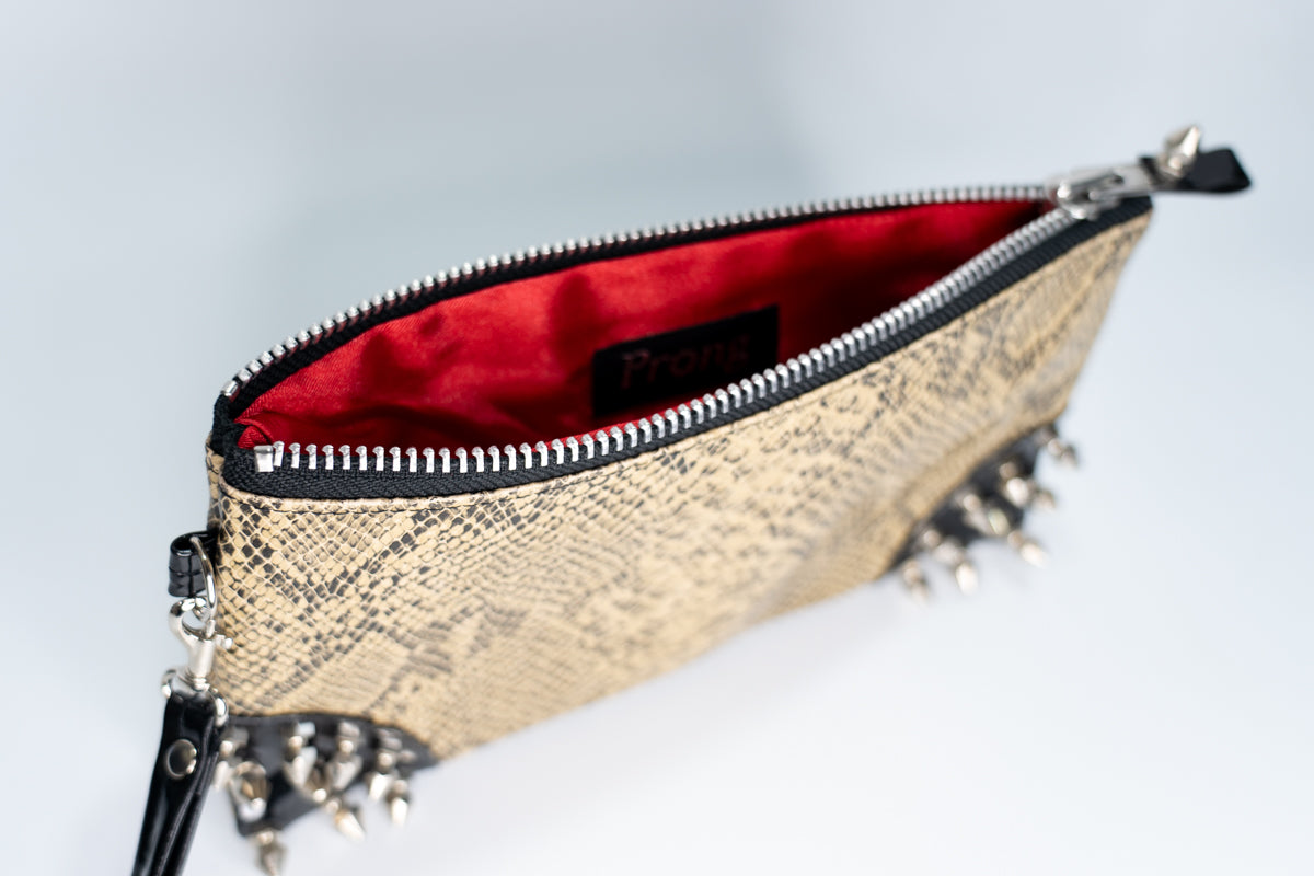 Clutch bag w/ spikes in Natural Snake
