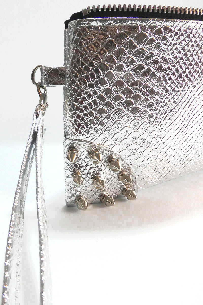 Clutch bag w/ spikes in Snake