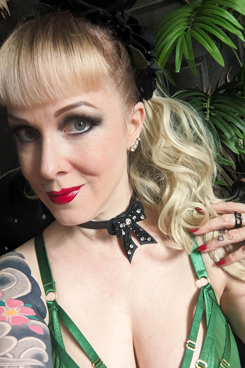 Bow Choker in Black