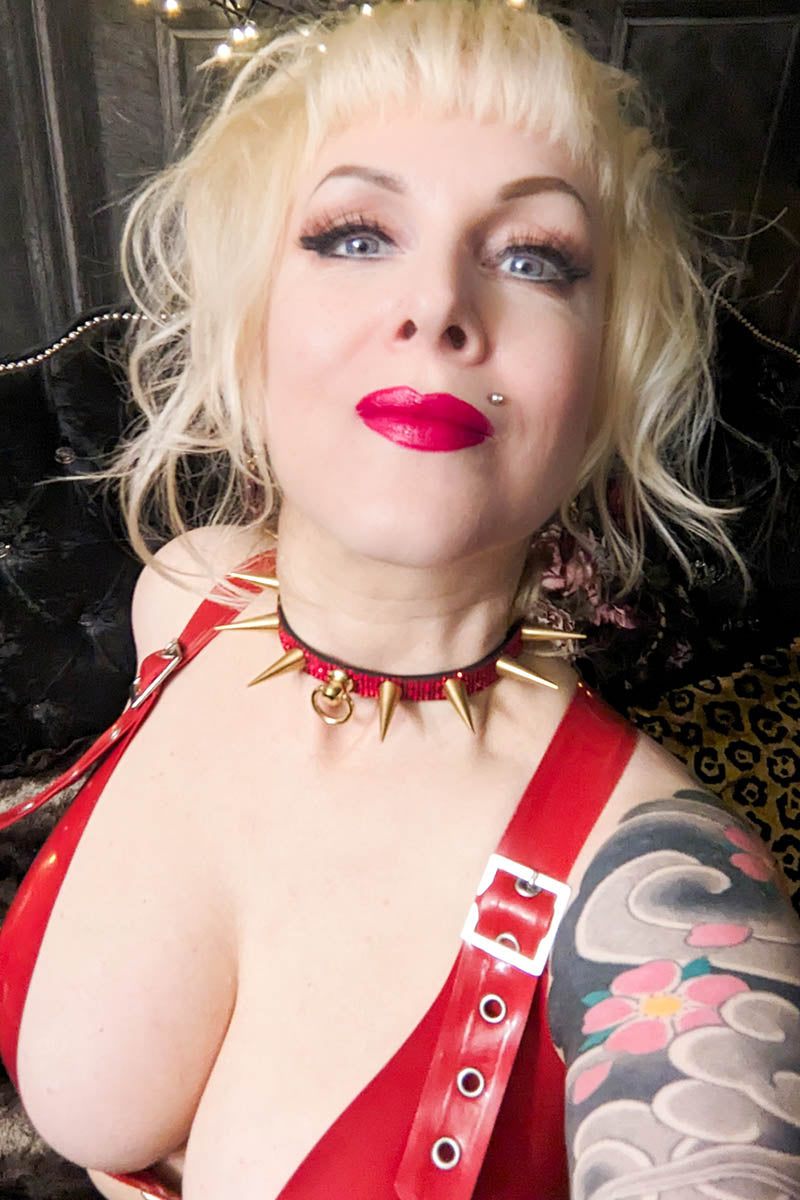 Tease Choker in Red