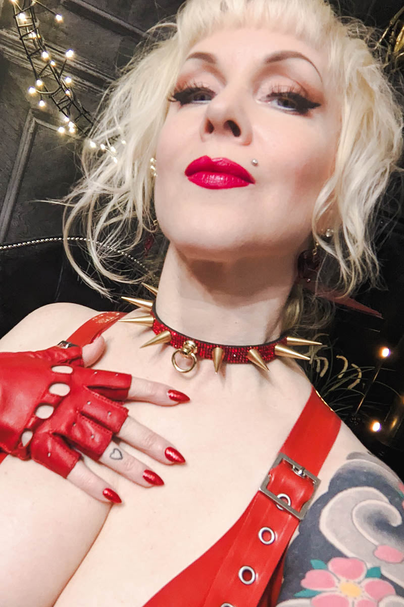 Tease Choker in Red