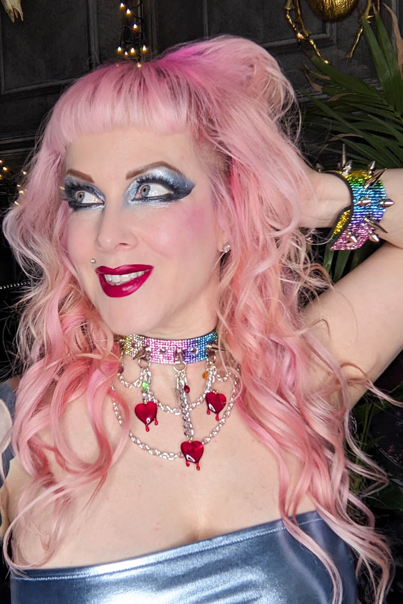 Deviant Choker with Short Chains in Rainbow