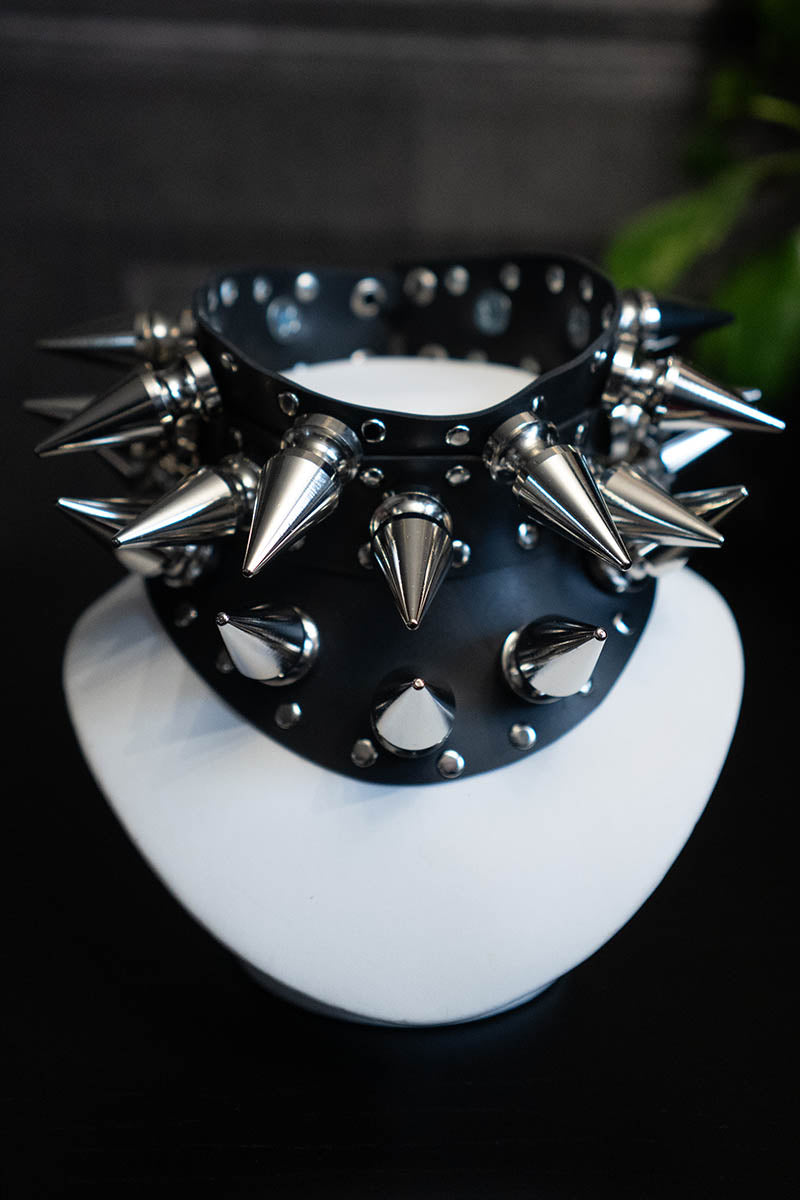 Giant Spikes Posture Collar