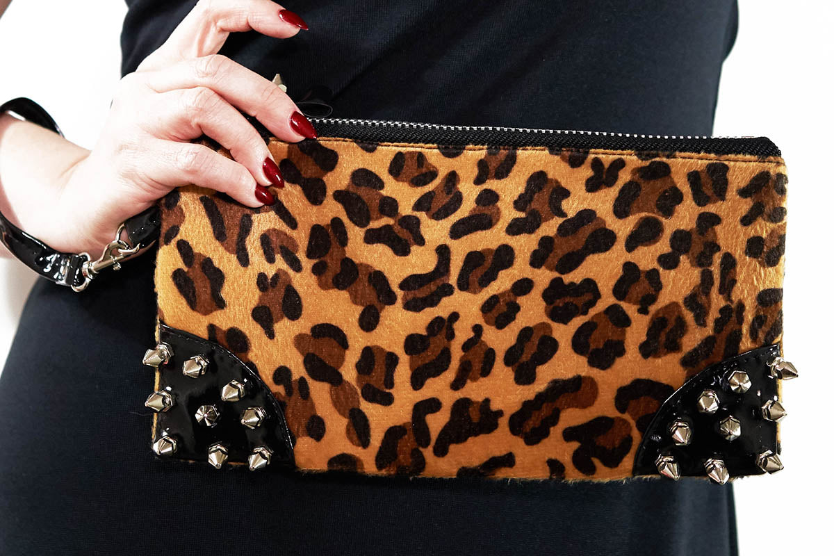 Clutch bag w/ spikes in Leopard