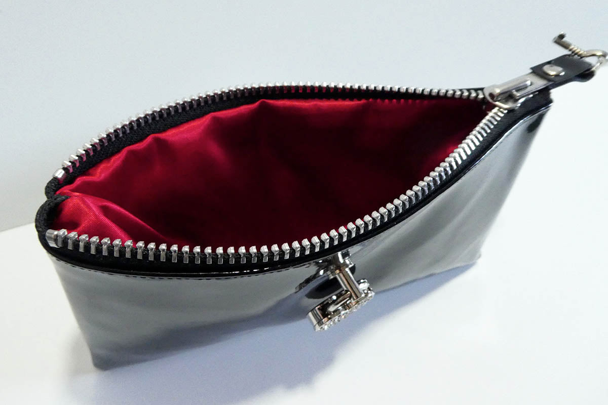 Make up bag w/ padlock in Gloss