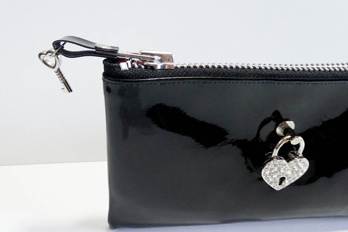 Make up bag w/ padlock in Gloss