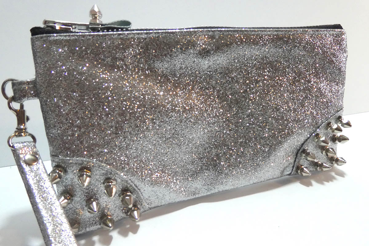 Clutch bag w/ spikes in Glitter