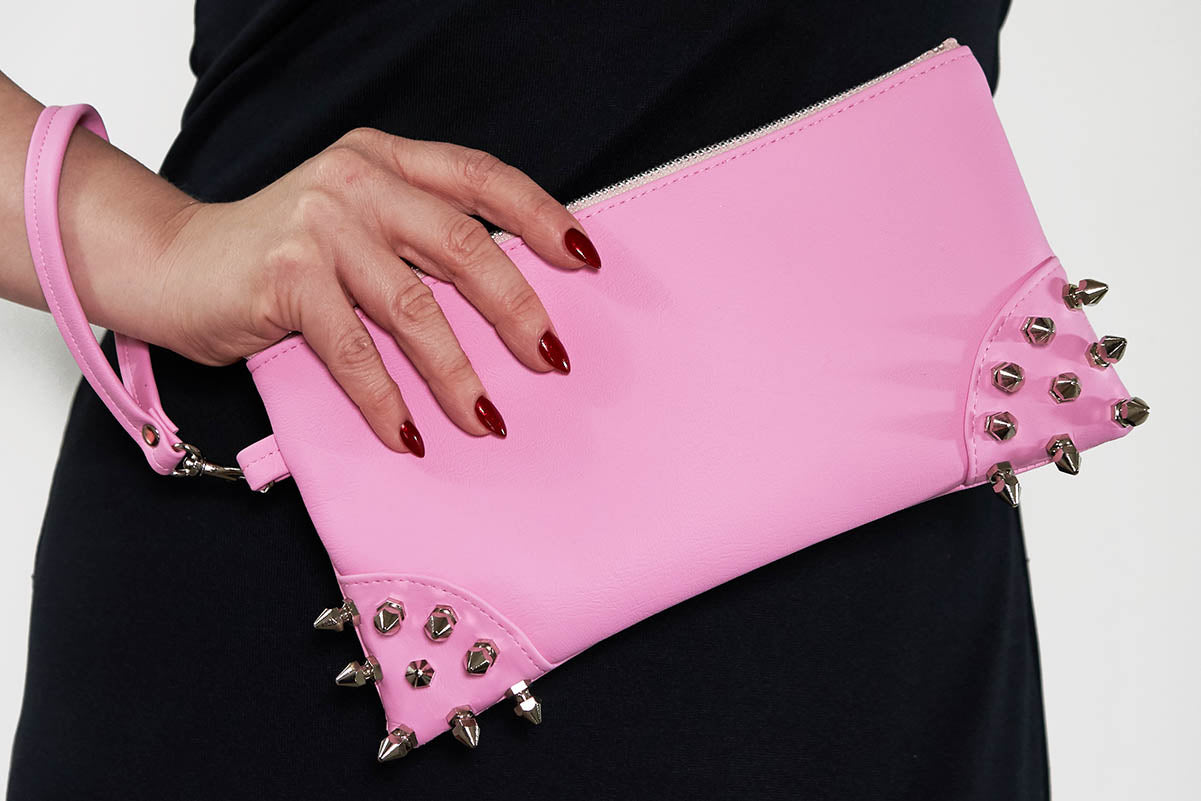 Clutch bag w/ spikes in Pink Leatherette