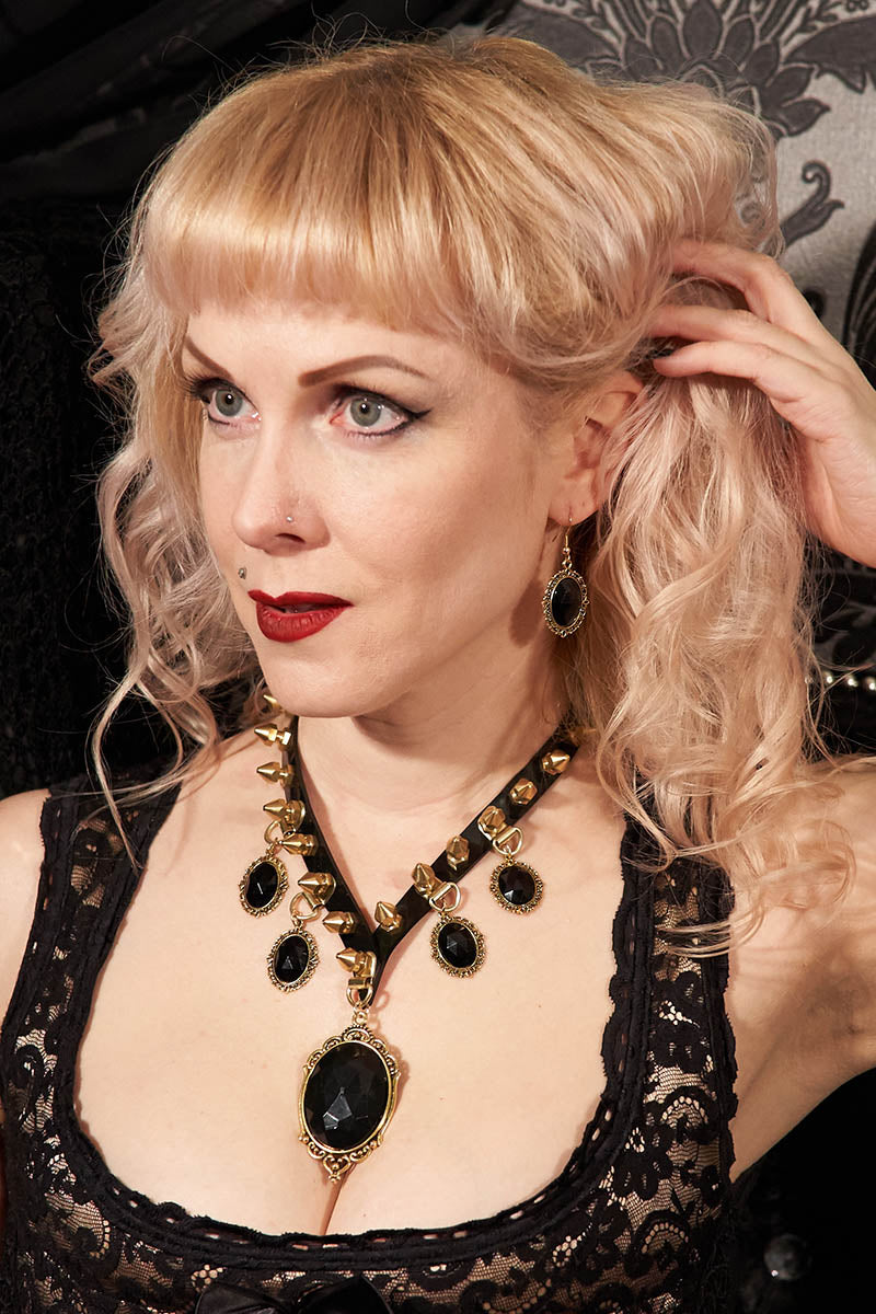 Baroque Pendant Necklace in Gold