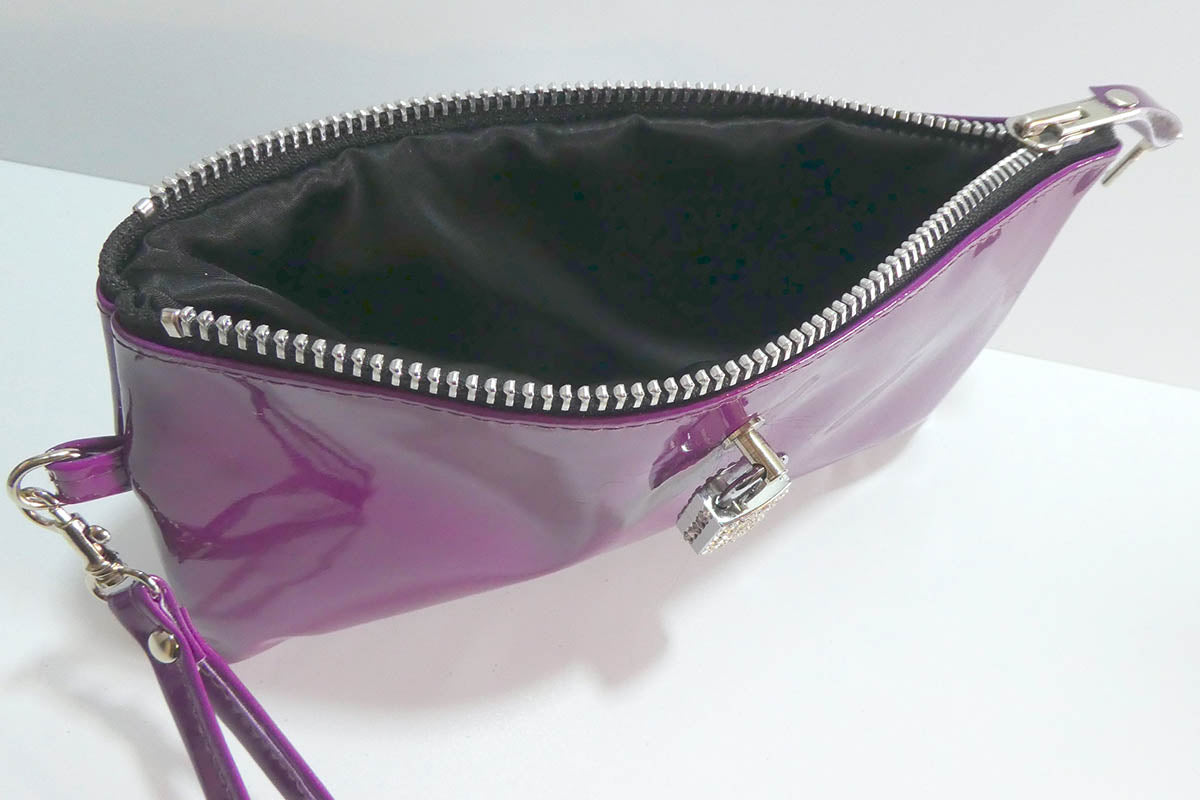 Clutch bag w/ padlock in Gloss