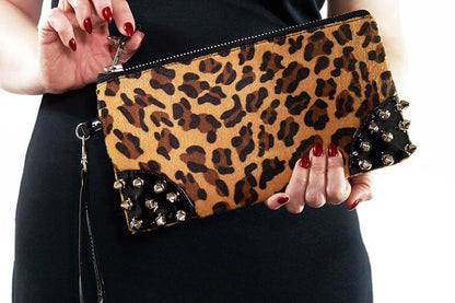 Clutch bag w/ spikes in Leopard