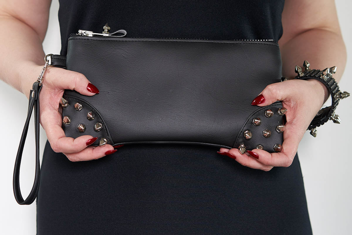 Clutch bag w/ spikes in Leatherette