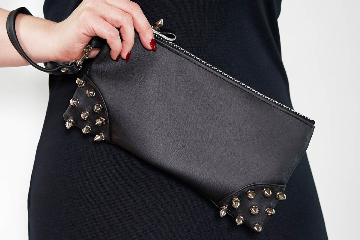 Clutch bag w/ spikes in Leatherette