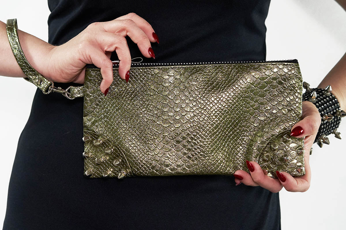 Clutch bag w/ spikes in Snake