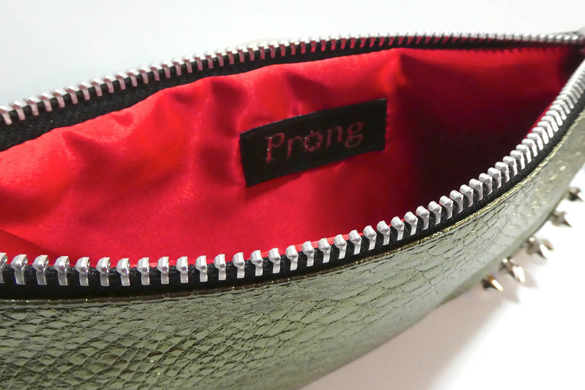 Clutch bag w/ spikes in Snake