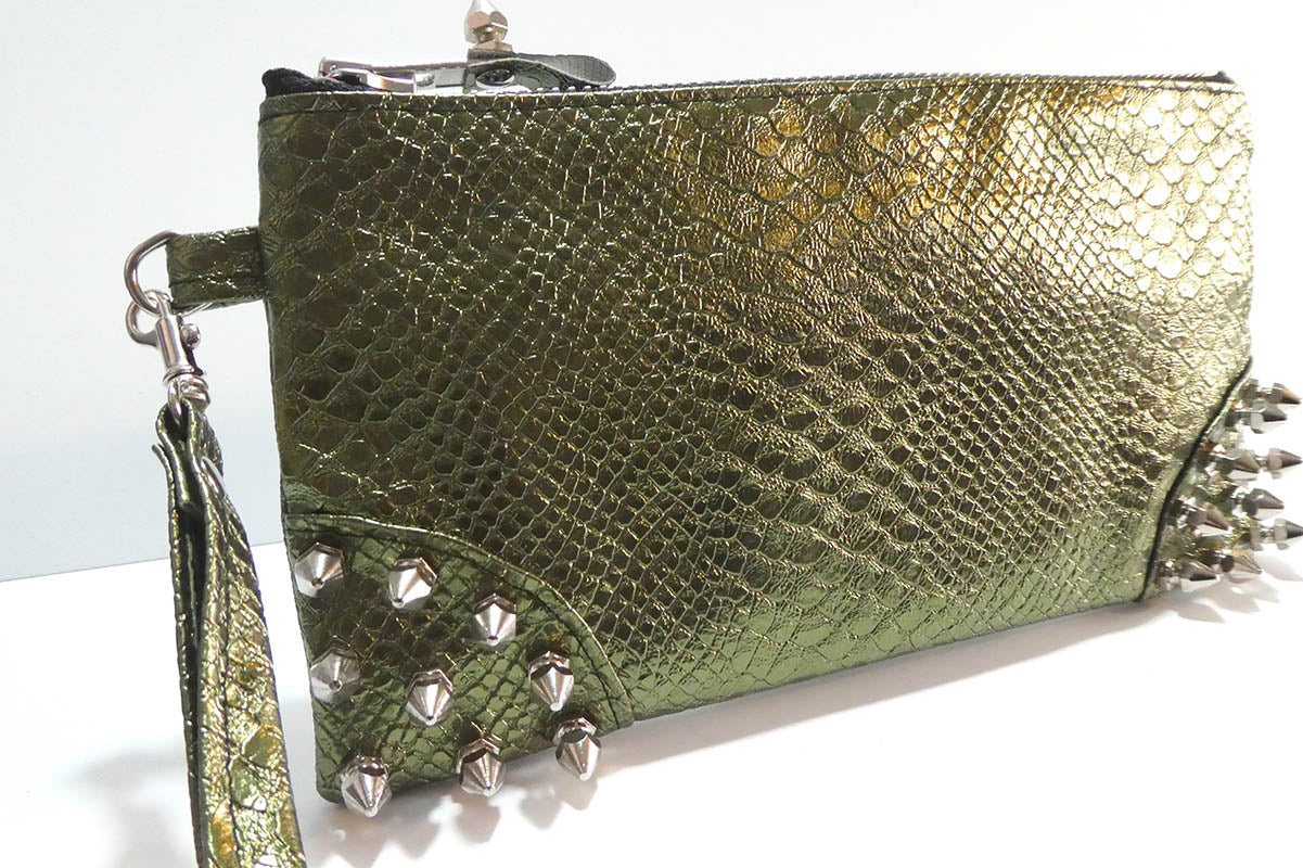 Clutch bag w/ spikes in Snake