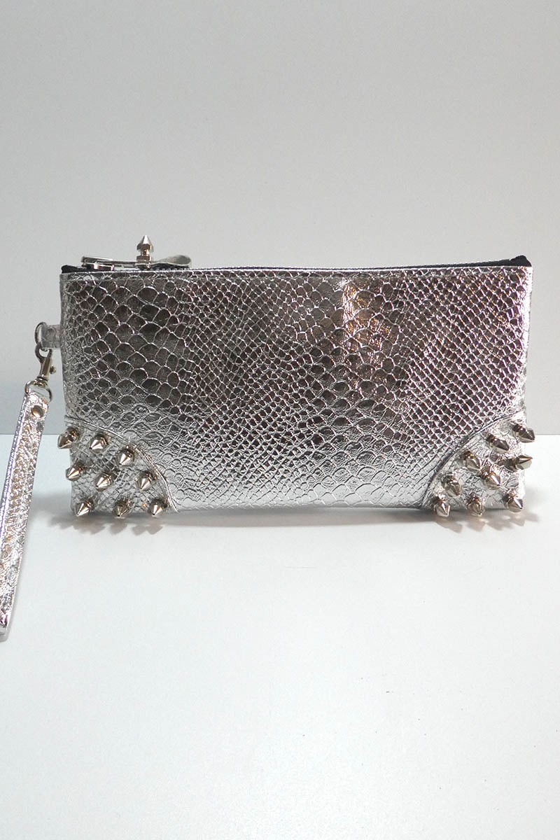 Clutch bag w/ spikes in Snake