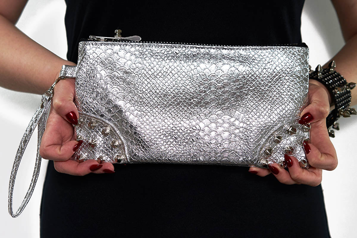 Clutch bag w/ spikes in Snake