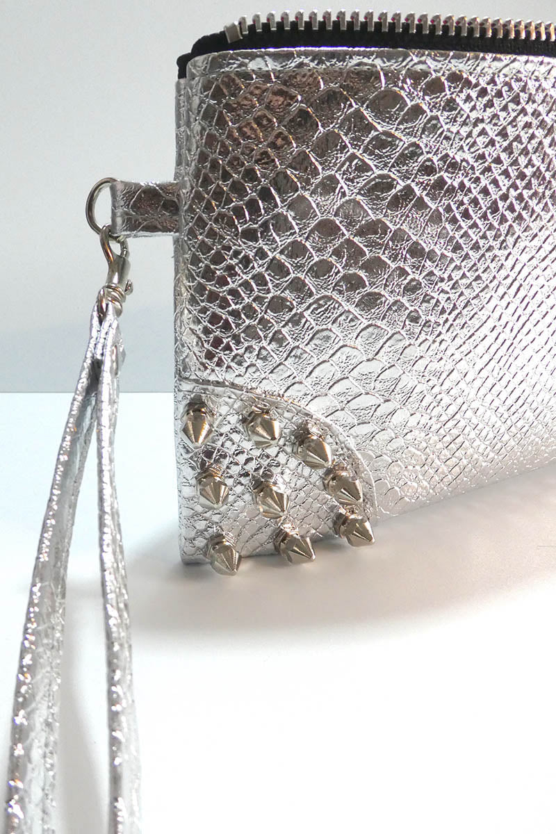 Clutch bag w/ spikes in Snake